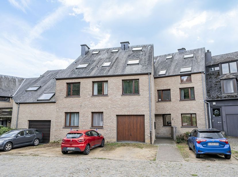 Easy Home a le plaisir de vous présenter ce charmant duplex construit en 1992, situé dans un quartier résidentiel du Blocry à Louvain-la-Neuve. Ce bie