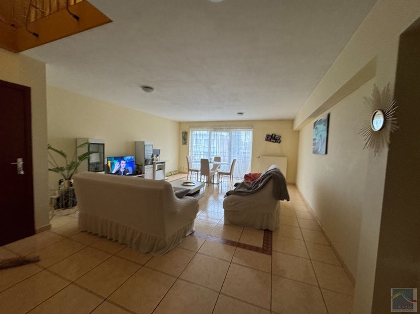 situé à deux pas des communications, autoroutes pour toutes directions, bel appartement triplex 3 chambres dans petite copropriété&lt;br /&gt;
Se développan