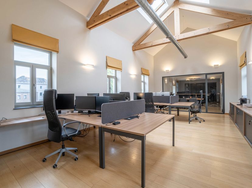 Vous êtes à la recherche d&#039;un espace de bureau équipé pour exercer ou developper votre activité professionnelle? TRIOR vous propose ce lumineux platea