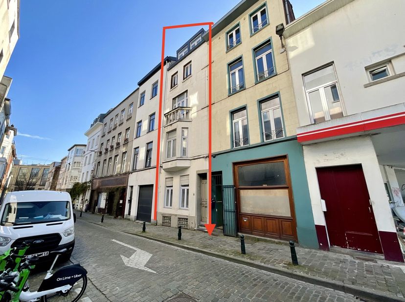 À vendre : Charmante maison unifamiliale de 5 chambres, située dans le quartier recherché de Dansaert à 1000 Bruxelles. Cette maison, construite en ha