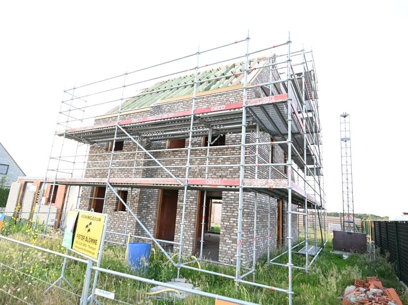 Deze SMAAKVOLLE én VERRASSEND RUIME halfopen nieuwbouwwoning wordt gebouwd in een LANDELIJKE OMGEVING, dit aan de rand van Waardamme, met een ZEER GOE