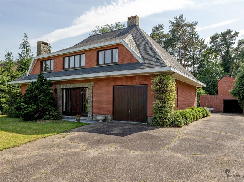 Construction ouverte avec 4 chambres, dépendance et jardin ensoleillé dans un quartier calme de Zoersel.&lt;br /&gt;
Située dans un quartier résidentiel cal