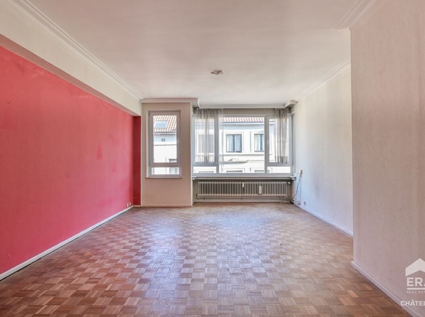 ERA CHATELAIN biedt u dit te renoveren appartement aan, met een geweldig potentieel, ideaal gelegen in de prestigieuze wijk Avenue Louise, met een opp