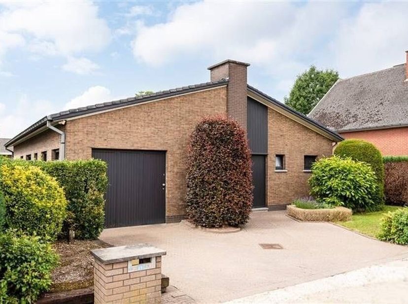 Deze gelijkvloerse bungalow is TOPgelegen in een zeer mooie en rustige buurt. Handige oprit, garage, 3 slk, bureau en tuin! INDELING: inkom, gastentoi