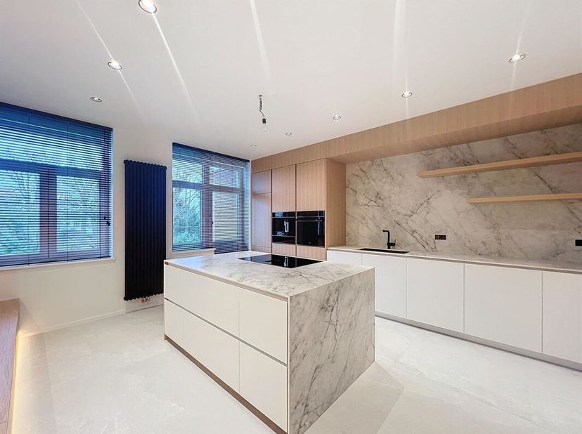 Quartier Montgomery - Dans un bel Hôtel de Maître, magnifique appartement au 3ème étage entièrement rénové avec des matériaux de prestige de +/- 150m²