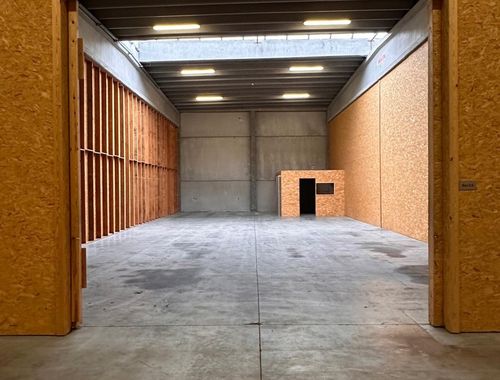                                         Bâtiment commercial à louer à Otegem, € 795
