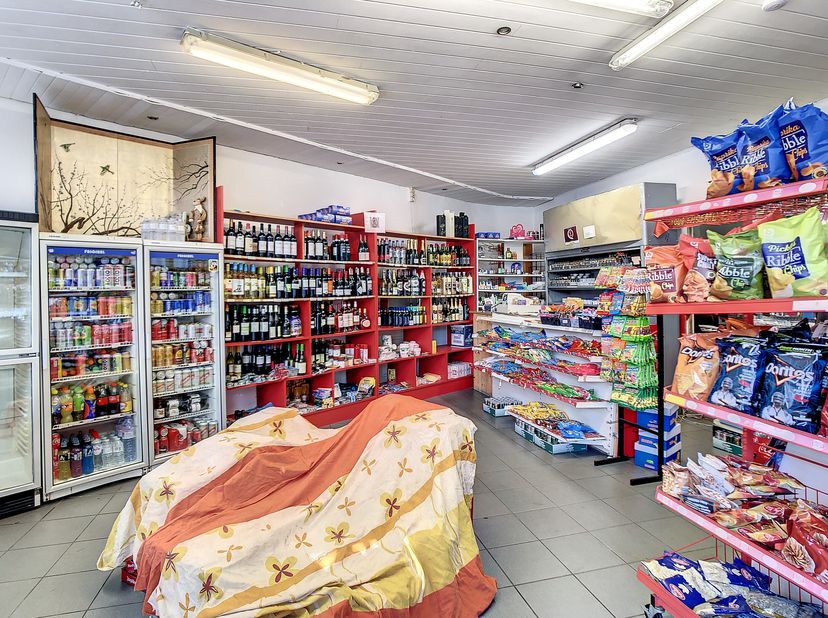 À vendre à Merksem, un espace commercial ou un bureau très visible situé sur la Laaglandlaan 1 A, près de Kroonplein et de plusieurs routes d&#039;accès pr