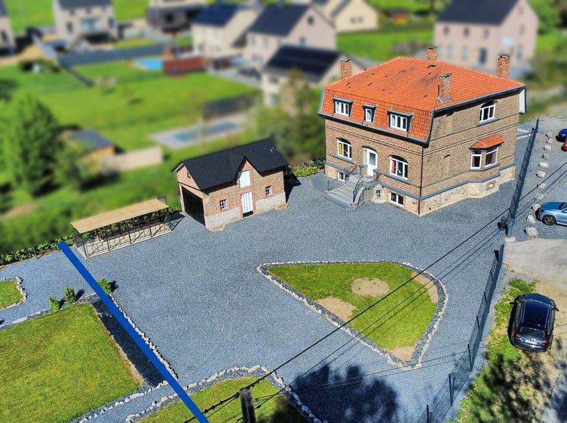 Nichée dans un environnement paisible et verdoyant, cette spacieuse maison unifamiliale de 236 m² combine le charme de la campagne avec la proximité d