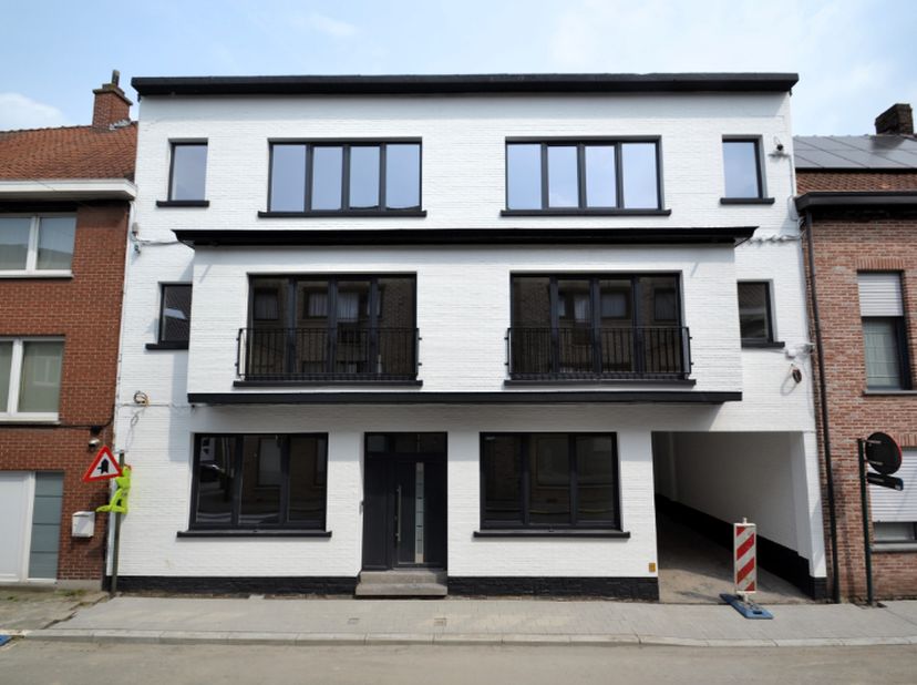 Gelijkvloers appartement (50 m²) met kelderberging.&lt;br /&gt;
Dit gelijkvloers appartement behoort tot een kleine residentie (6 wooneenheden) met weinig k