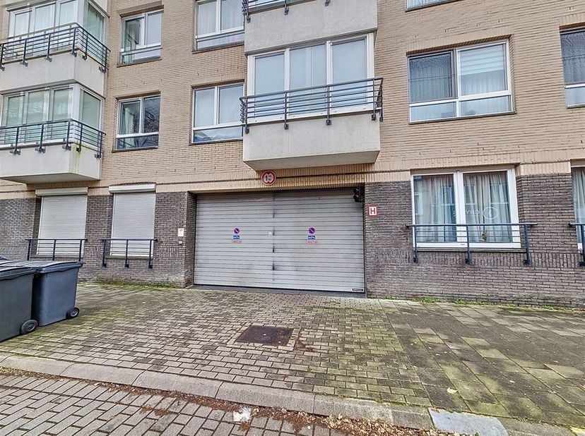 IMMOSCHMIDT  - ETTERBEEK (PETILLON) - LIBRE A L&#039;ACTE : Emplacement de parking au niveau -2. Il se situe à proximité d&#039;Arsenal, proche des commerces et