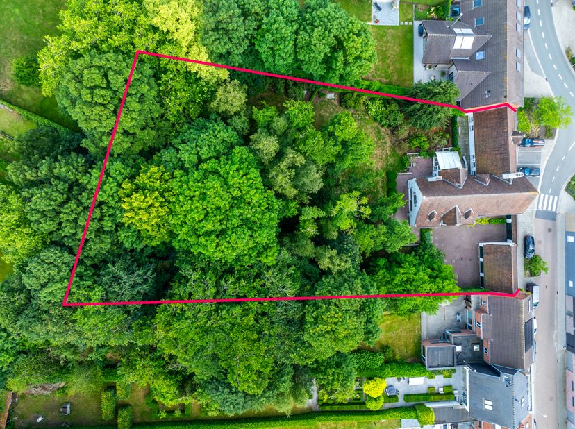 Charmante ancienne maison de médecin à vendre sur un terrain de 3 187 m² au centre de Hooglede. Il s&#039;agit d&#039;une opportunité unique pour ceux qui reche