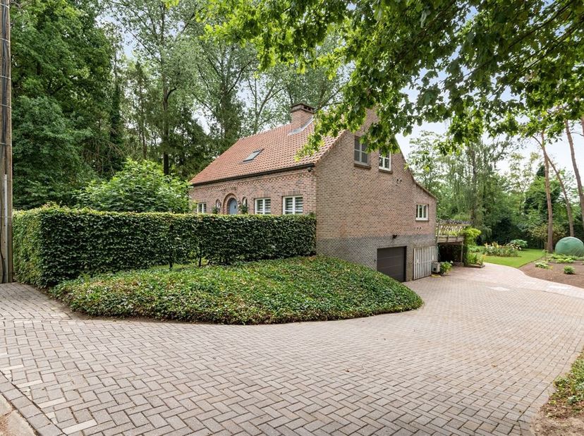 Charmante woning op een ruim perceel van 1273 m² en op een uitstekende locatie te Keerbergen.&lt;br /&gt;
Bij binnenkomst betreedt u een lichtrijke leefruim