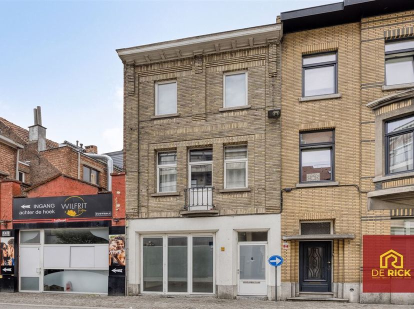 Située au coeur d&#039;Alost sur Hopmakt, cette propriété de rendement se compose de deux appartements autorisés.&lt;br /&gt;
Le premier appartement/studio est s