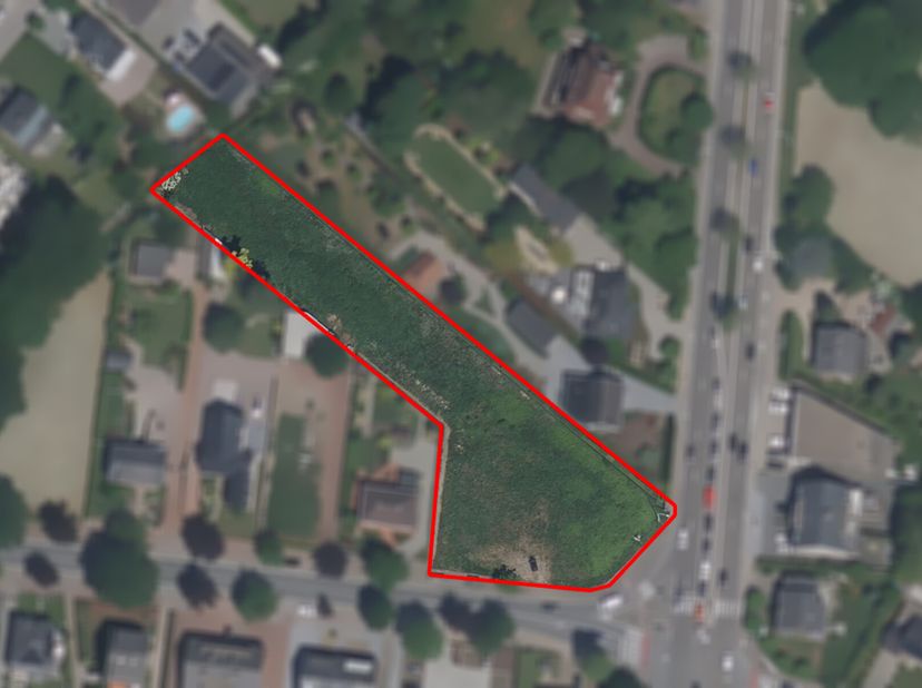 Deze mooie projectgrond met een oppervlakte van 37,84 are groot is gelegen bij het inrijden van Maasmechelen op een hoekperceel. Gelegen op 500m van d