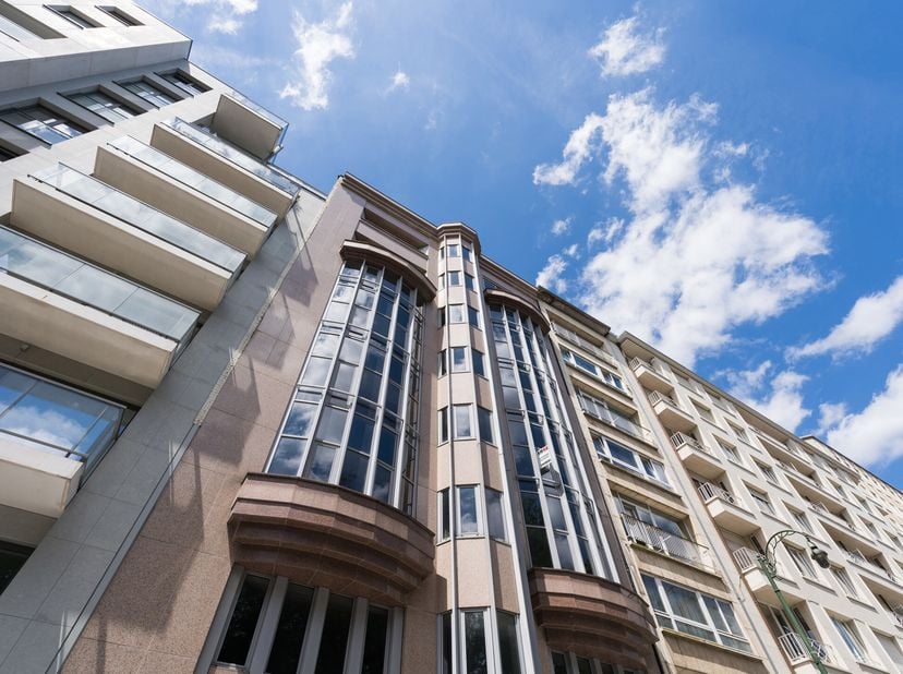 BRUSSEL-STAD, tegenover het Cinquantenaire Park, in een gebouw van tien eenheden uit de jaren 90, een ruim en licht APPARTEMENT gelegen op de eerste v