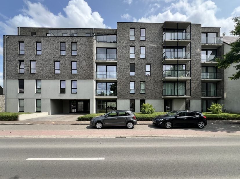 Spacieux appartement de deux chambres avec garage et place de parking dans la récente résidence Zandbank (2018) à Furnes. Situation centrale à proximi