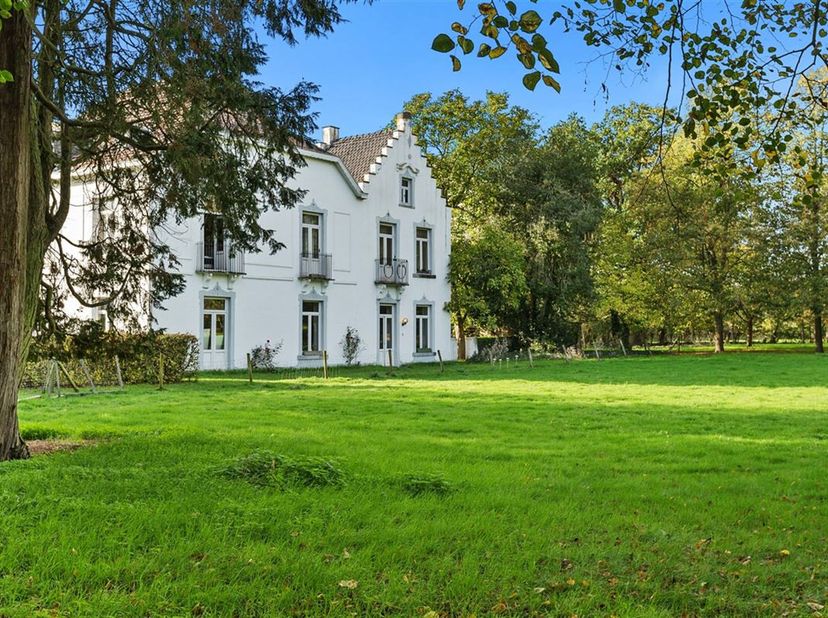 Te koop: historische hoeve met 844m² woonoppervlakte op 6ha te Bocholt!&lt;br /&gt;
Een stukje hemels groen in Reppel, vlakbij Bocholt, Bree en de Nederland