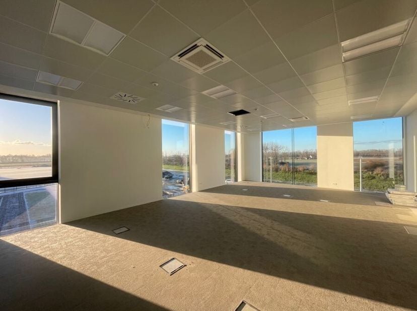 Bent u op zoek naar een hoogwaardig kantoor op een toplocatie? Zoek niet verder dan Koffieweg 50 in Zeebrugge Green Logistics! Dit is uw kans om de en