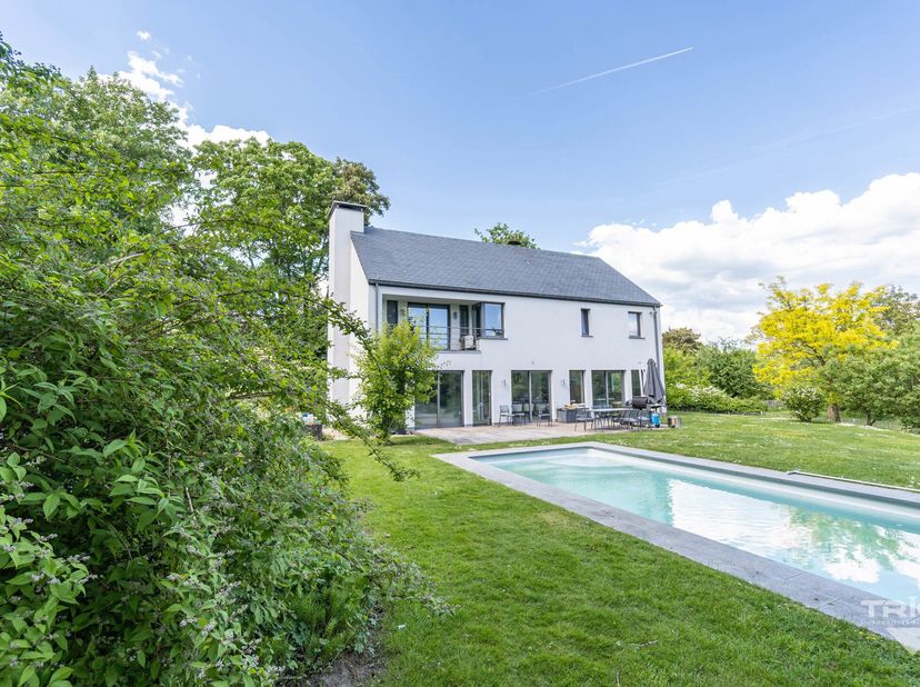 *** OPTION - DANS L&#039;ATTENTE DE LA SIGNATURE DU BAIL ***  TRIOR Waterloo vous propose cette magnifique villa de standing. Nichée au cur dun écrin de ve
