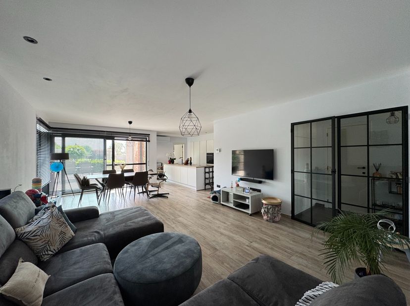 Duurzame halfopen gezinswoning, gunstig gelegen te Stal (Koersel), op een perceel van 5a 50ca&lt;br /&gt;
&lt;br /&gt;
Dit volledig instapklaar huis is afgewerkt