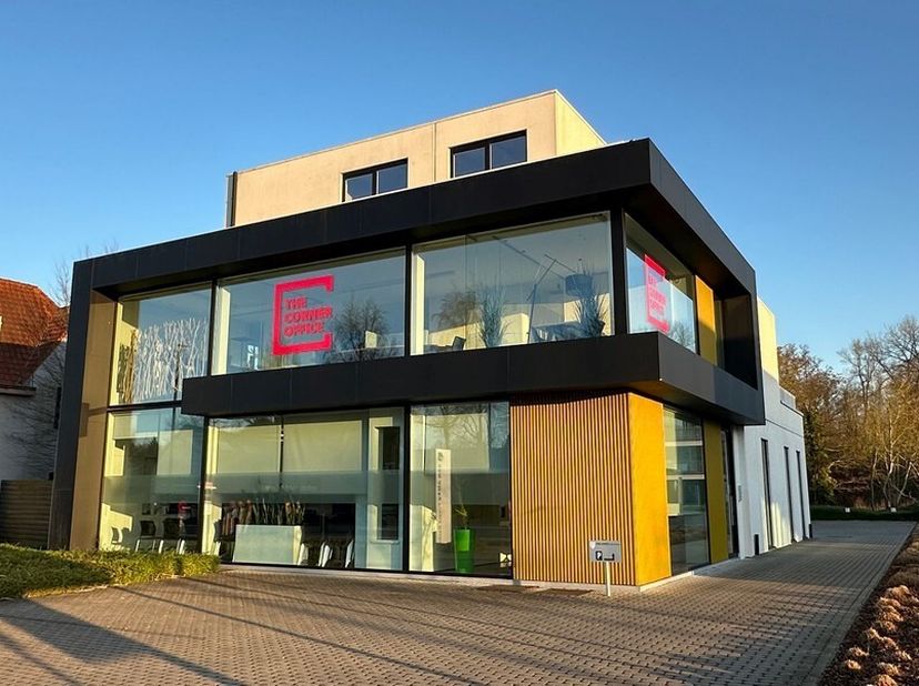 258m² winkelruimte met parkeerplaatsen en kelder berging&lt;br /&gt;
Ligging: commerciële ligging langs Kortrijksesteenweg, met vlotte verbinding naar R4 en