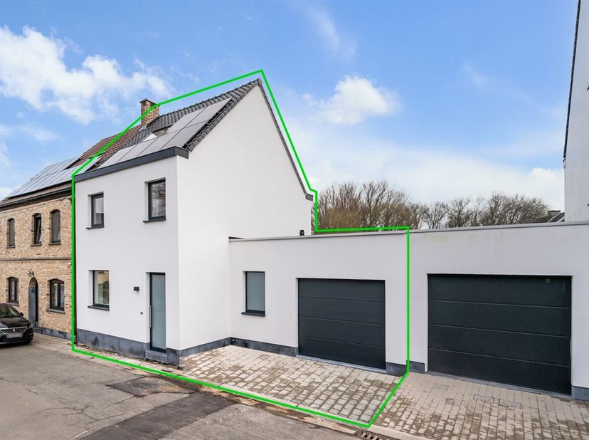 Deze prachtig gerenoveerde woning is gelegen in een rustige straat te Iddergem op een perceel van 187m².&lt;br /&gt;
Op het gelijkvloers heeft men een ruime