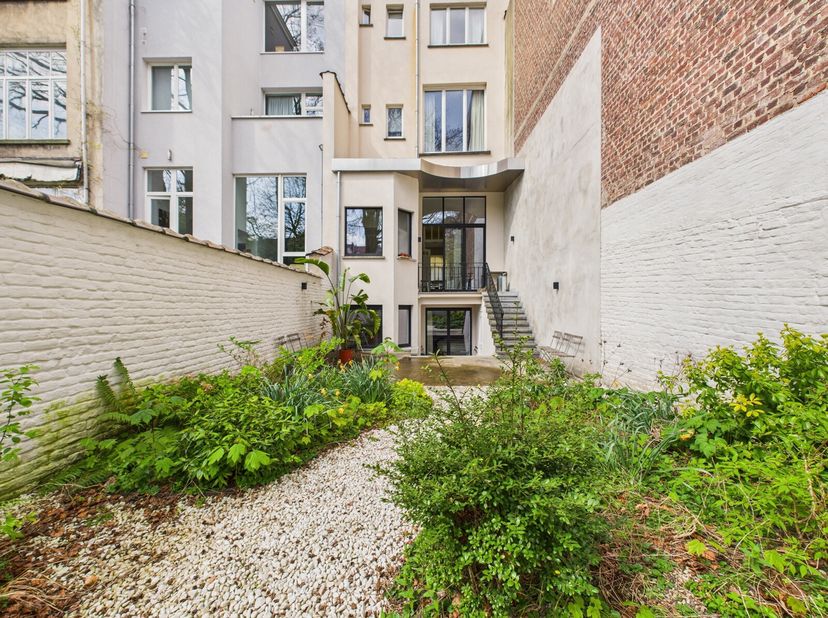 Ixelles/Forest - Brugmann | Magnifique Duplex d&#039;architecte avec jardin dans une maison de maitre !&lt;br /&gt;
Il se compose d&#039;un hall d&#039;entrée avec wc, une
