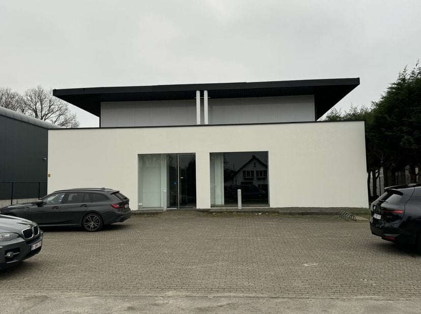 Het gaat om de voormalige locatie van fitnessketen HupHup aan de Turnhoutsebaan in Schilde. Het gebouw bestaat uit een gelijkvloers + deel mezzanine +
