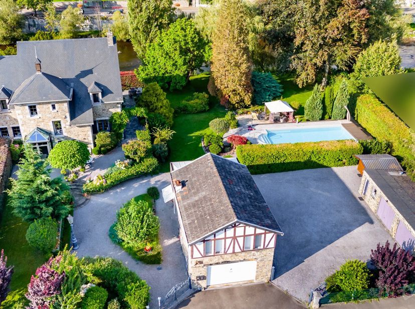 Contact : 0494 12 60 42 - We Invest et Laura sont ravis de vous présenter à le vente cette propriété d&#039;exception située au coeur du village de Sougné-