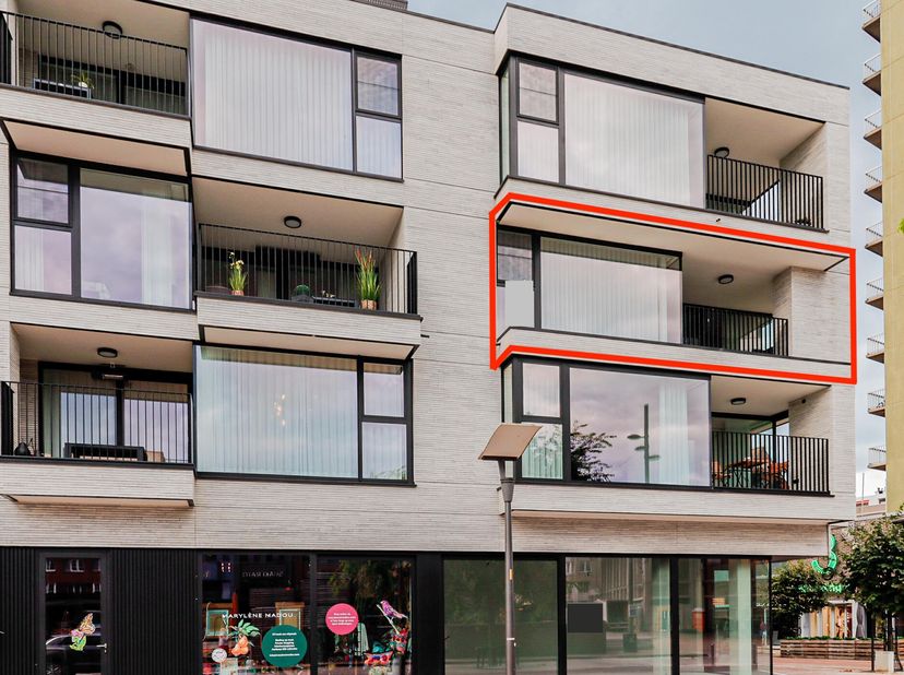 L&#039;appartement a une superficie d&#039;environ 86m2 + une terrasse d&#039;environ 10m2 et est situé au deuxième étage - un hall d&#039;entrée - un WC - un salon avec
