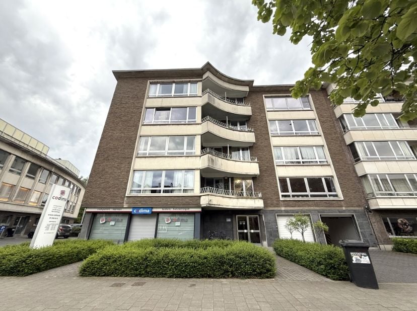 Dit gezellig dakappartement is ideaal gelegen aan de &quot;Sterre&quot;, tussen het Sint-Pietersstation en het UZ Gent, met een uitstekende bereikbaarheid naar