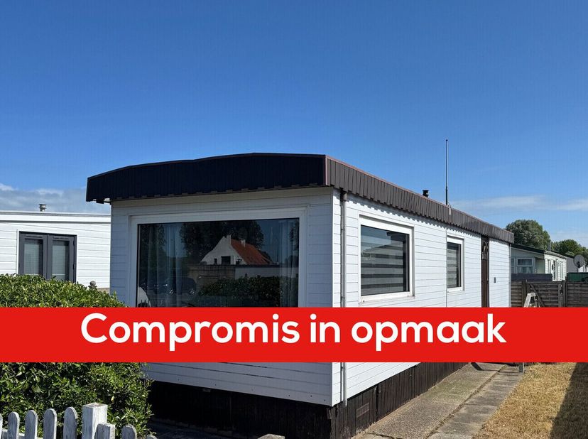 Goed onderhouden chalet op ruim - gehuurd - perceel in het vakantiedomein Polderpark - rustig domein op 800m van de zee en het strand. Vlakbij Nieuwpo