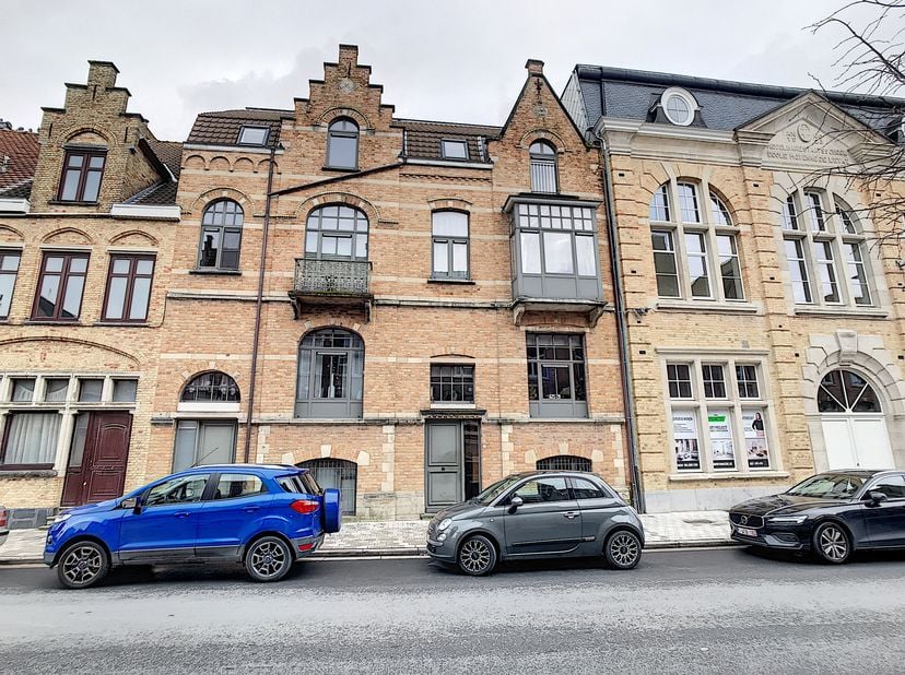Êtes-vous intéressé par cette propriété à louer à Ypres? Naviguez ensuite sur le site www.dewaele.com, cliquez sur le bouton rouge «Demander une visit