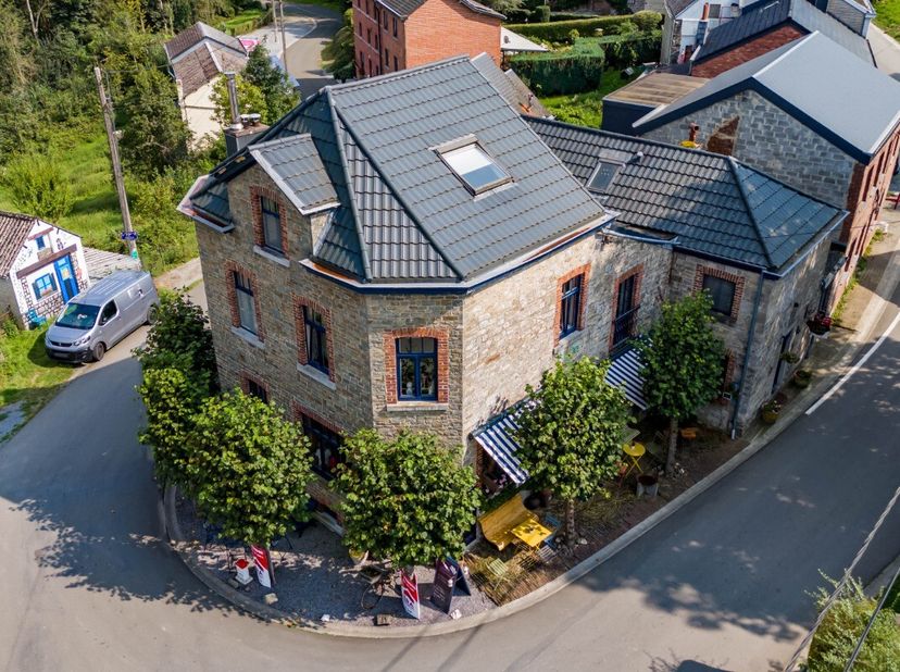 Het vastgoedkantoor ERA B-LUX heeft het genoegen u deze prachtige woning voor te stellen, gelegen in het dorp Verlaine-sur-Ourthe, in de gemeente Durb
