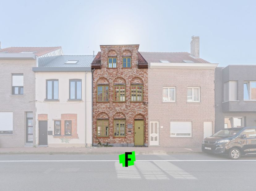 Cette maison à la magnifique façade est située dans un quartier résidentiel calme à Blankenberge. Ce projet de rénovation comprend une maison d&#039;habita