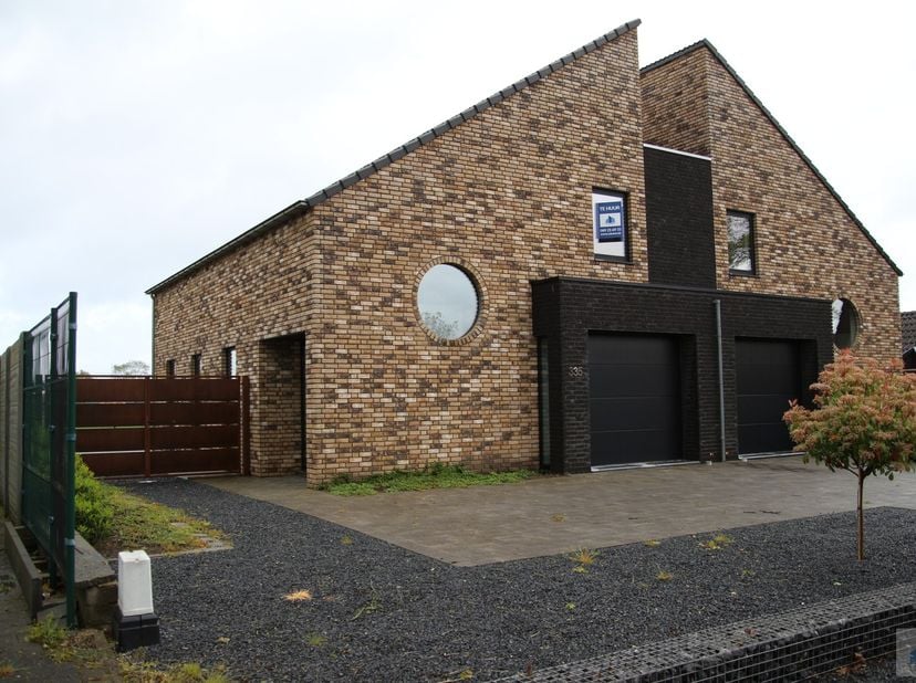 Prachtige nieuwbouwwoning met 3 slaapkamers, inpandige garage en tuin gelegen op de Diestersteenweg in Maaseik.&lt;br /&gt;
&lt;br /&gt;
ALGEMEEN:&lt;br /&gt;
- Vloerve