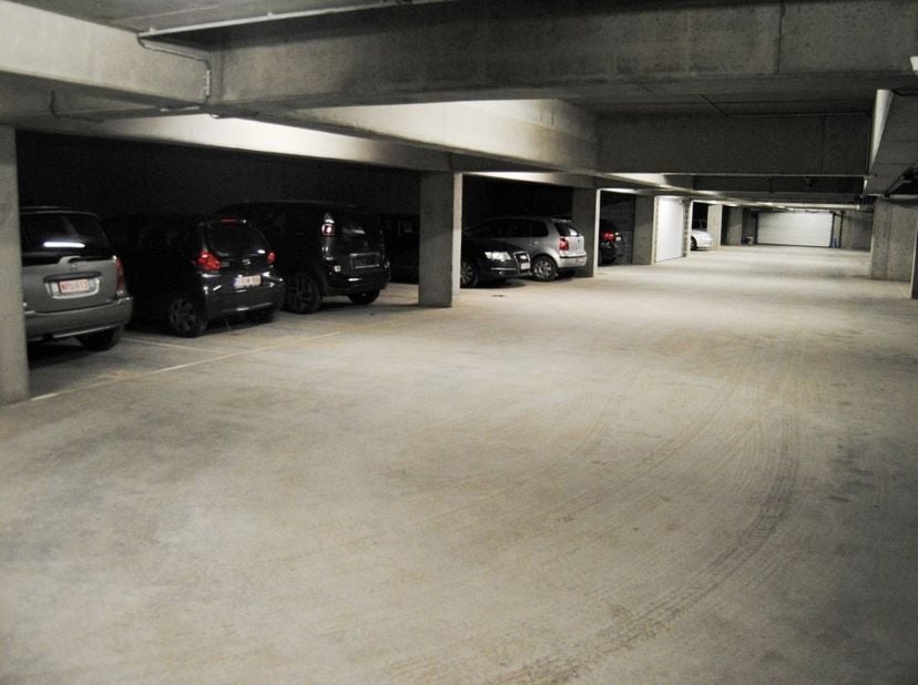Place de parking souterrain à vendre à proximité de la gare et des transports en commun. Fait partie de plusieurs résidences neuves telles que Vauban,
