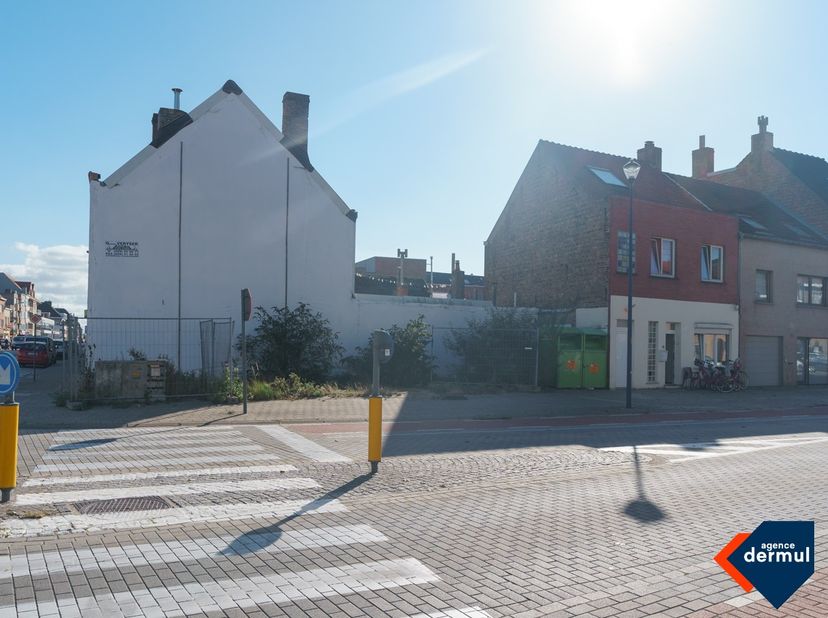 Stuk bouwgrond gelegen op commerciële hoek Torhoutsesteenweg/Mariakerkelaan (17m5 x 4m5)
