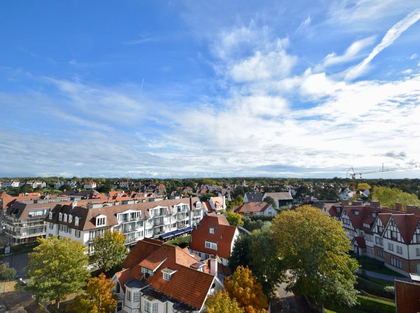 Luxueus nieuwbouwappartement gelegen in hartje Zoute op de Kustlaan genietend van prachtige open zichten op de villa&#039;s. Indeling: Inkom met gastentoil