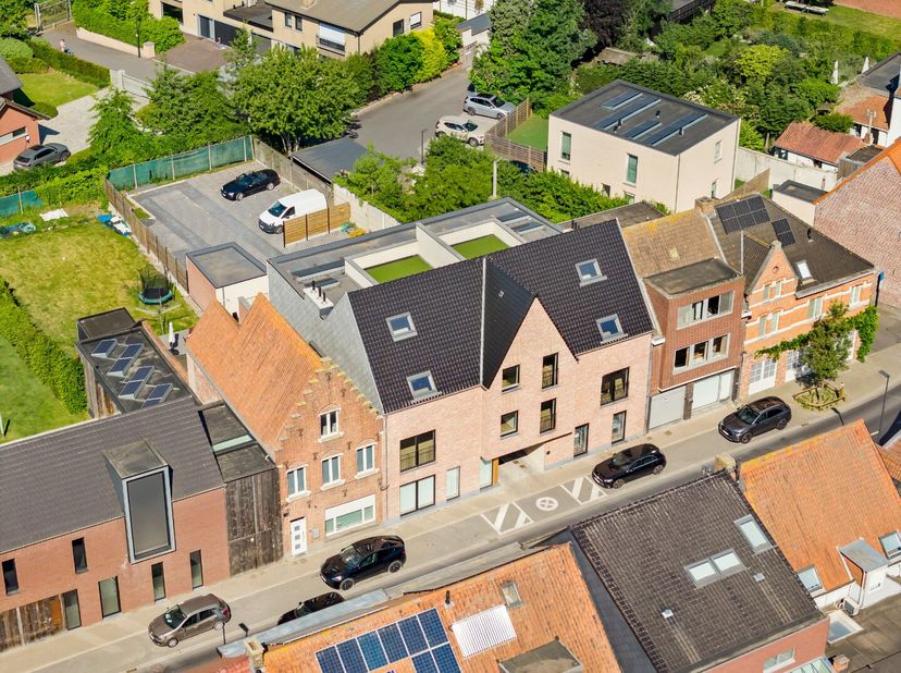 Deze ruime nieuwbouwappartement biedt een grote lichtrijke leefruimte met een uitgeruste keuken, 2 SLPKS en zongerichte terras&lt;br /&gt;
APPARTEMENT TE KO