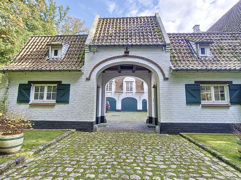 **7 Fontaines in Braine-L&#039;Alleud** grenzend aan Rhode-Saint-Genèse: Ontdek dit prachtige landgoed met conciërge, gebouwd in 1972 op 1 hectare 4 are en