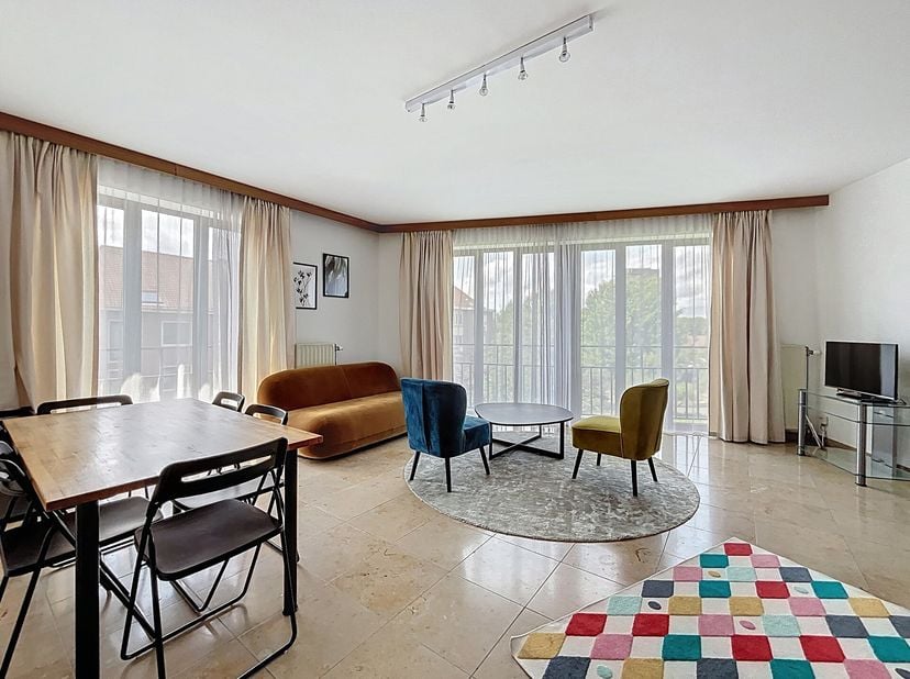 Woluwe-Saint-Pierre: dans un quartier calme, bel appartement une chambre entièrement meublé d&#039;environ 65 m² exposé sud-ouest. Très lumineux et entouré