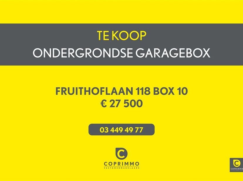 Ce box de garage très spacieux et sec a les dimensions suivantes : 6 m de profondeur x 3,3 m de largeur x 2,4 m de hauteur. La porte mesure 2,4 m de l