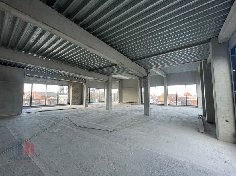 Nieuwbouw kantoorruimte met een oppervlakte van 325 m² en 7 privatieve parkeerplaatsen te koop.&lt;br /&gt;
&lt;br /&gt;
Het casco kantoor situeert zich op de 1e