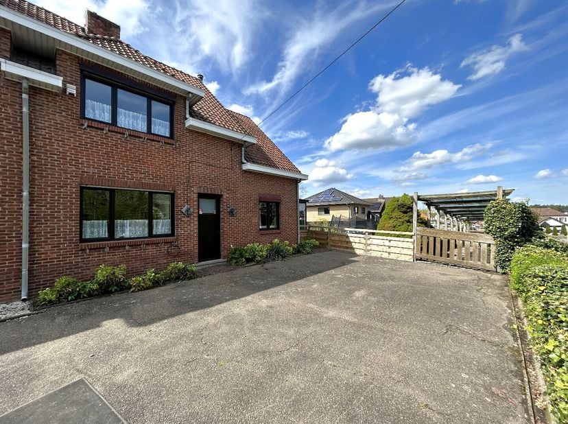 Deze gerenoveerde gezinswoning is gelegen te Kiezel 188 in Meerhout. Door zijn centrale ligging bevinden scholen, winkels en andere voorzieningen zich