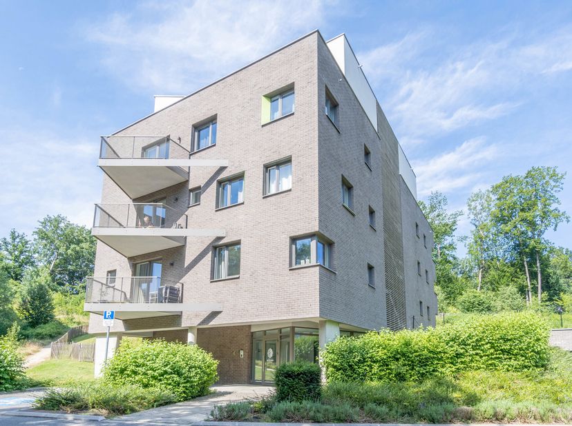 TRIOR Rixensart vous propose à quelques pas du centre, ce bel appartement de 95m² habitables. Situé au 3ème étage/4 avec ascenseur, il se compose d&#039;un