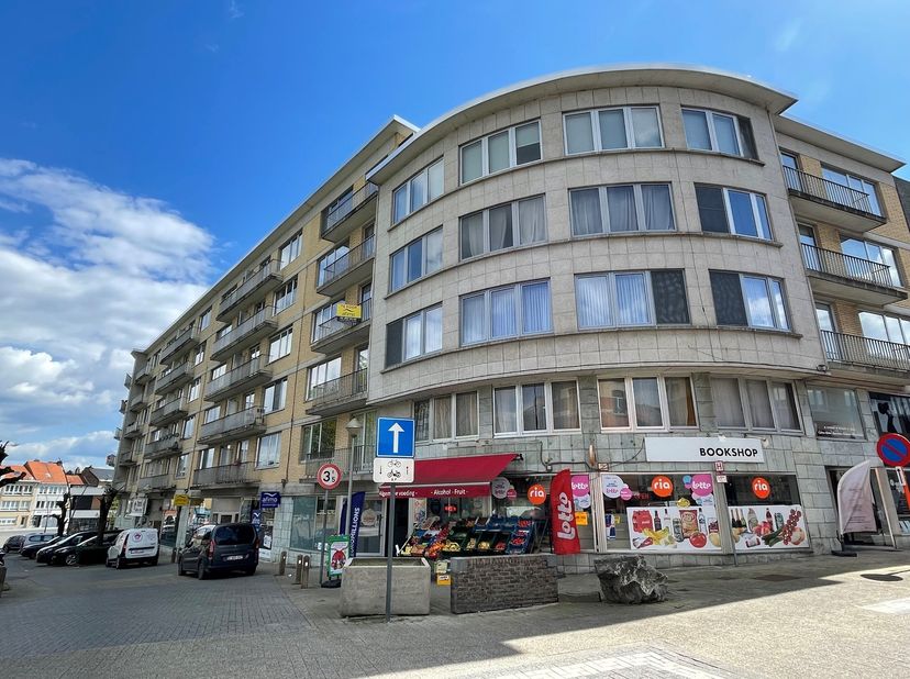 En entrant dans l&#039;appartement, vous êtes accueilli par un hall d&#039;entrée spacieux avec une armoire encastrée. Ensuite, il y a un salon d&#039;une superficie