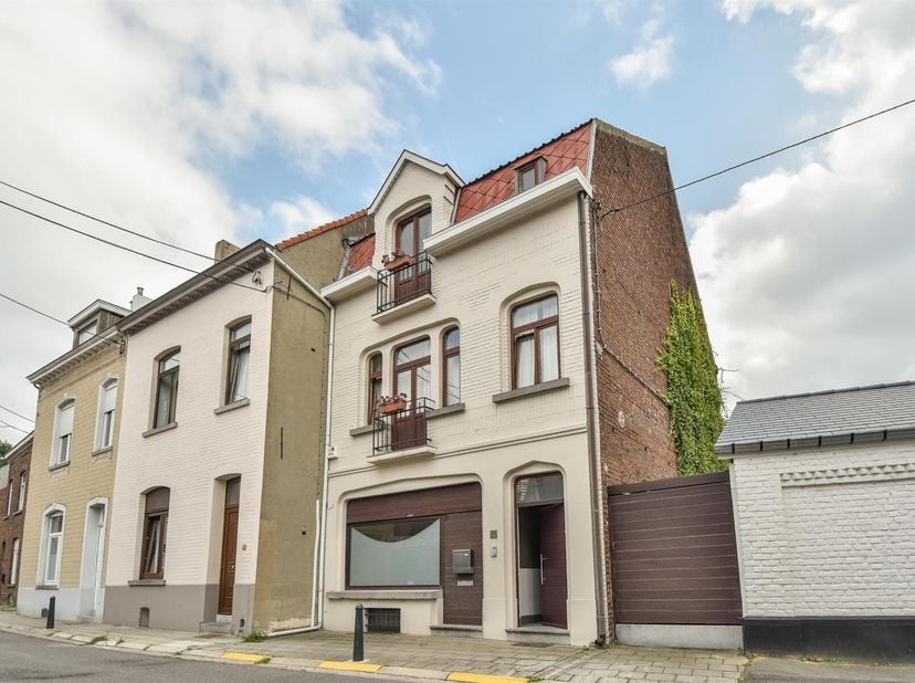 TRIOR Rixensart vous propose, dans un quartier calme et proche du centre de Genval, ce superbe duplex MEUBLE OU NON MEUBLE (au choix du locataire) d&#039;u