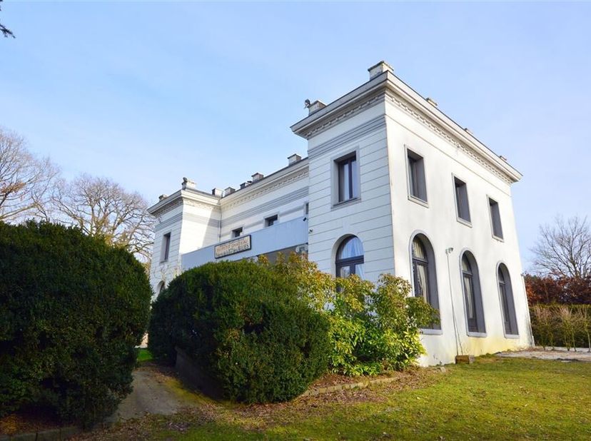 CUL-DES-SARTS (COUVIN) - Voormalig herenhuis verbouwd tot gîte voor 8 tot 12 personen.&lt;br /&gt;
Grootvlak perceel van ± 1 hectare, met 80 m2 terras en Sc