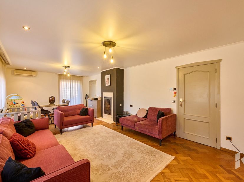 Centraal gelegen, gelijkvloerse woning (154 m²) met 3 slaapkamers, overdekt terras en inpandige garage op een perceel van 602 m².&lt;br /&gt;
INDELING:&lt;br /